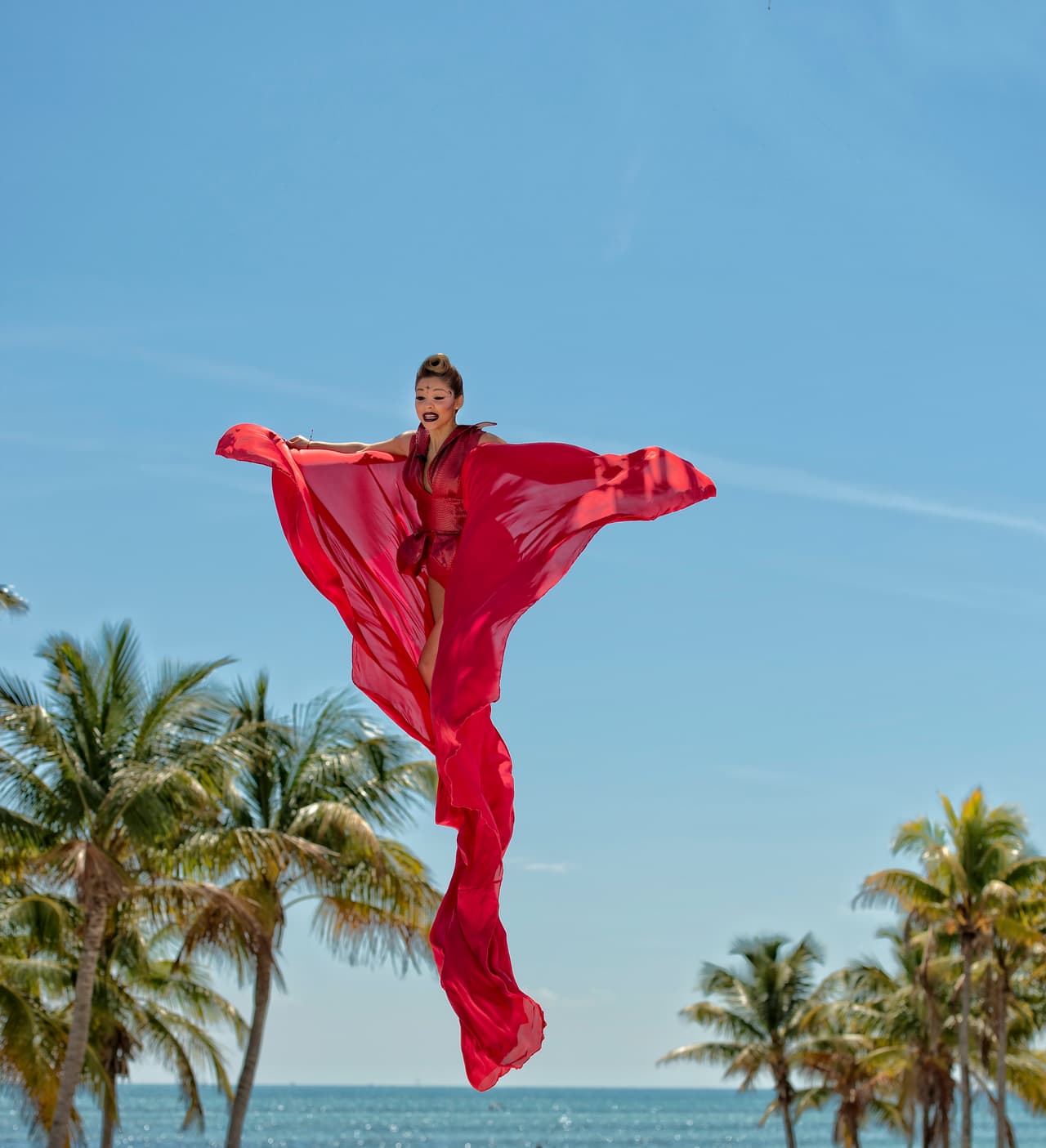Un reto que no estuvo nada fácil, pues no sólo estuvieron suspendidas a 20 pies de altura sino que tenían que strike a pose y además, lucir perfectas. ¿Quién lo hizo mejor?