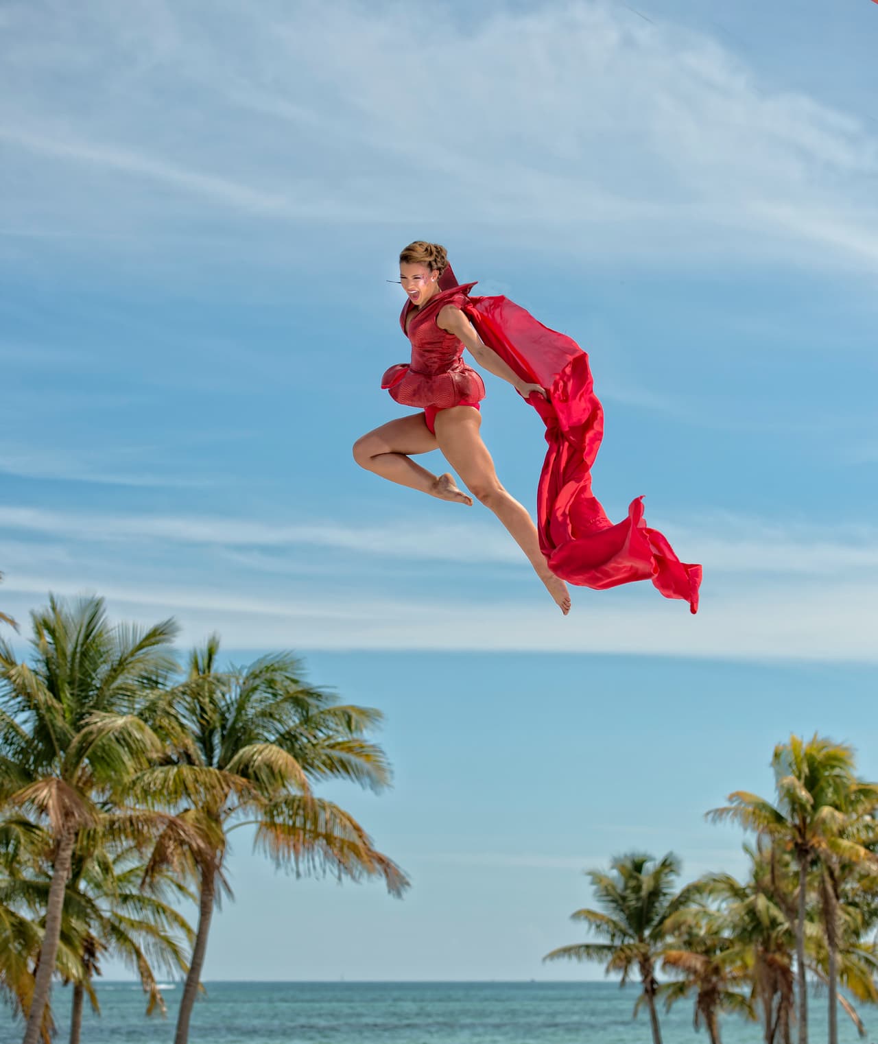 Un reto que no estuvo nada fácil, pues no sólo estuvieron suspendidas a 20 pies de altura sino que tenían que strike a pose y además, lucir perfectas. ¿Quién lo hizo mejor?