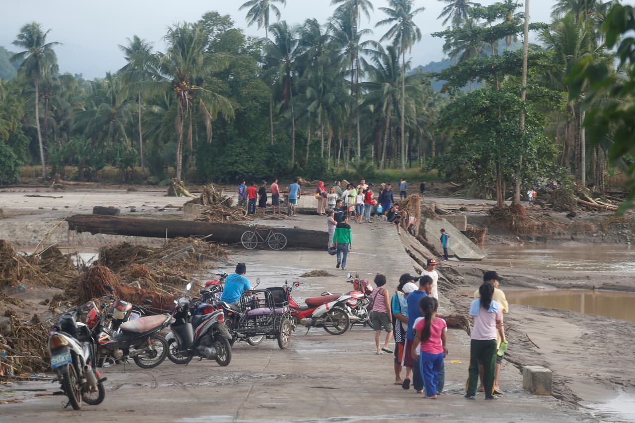 Otra vista de una calle de la ciudad de Salvador, en la provincia de Lanao del Norte, Filipinas. Testimonios dicen que el "río comenzó a crecer y la mayoría de las casas fueron arrasadas. El pueblo ya no existe".
