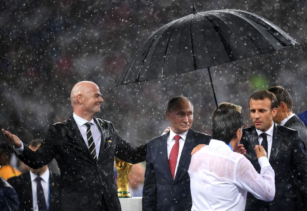 La lluvia fue protagonista, y el primer paraguas que apareció cubrió únicamente al presidente de Rusia Vladimir Putin. La protesta de Gianni Infantino fue evidente.