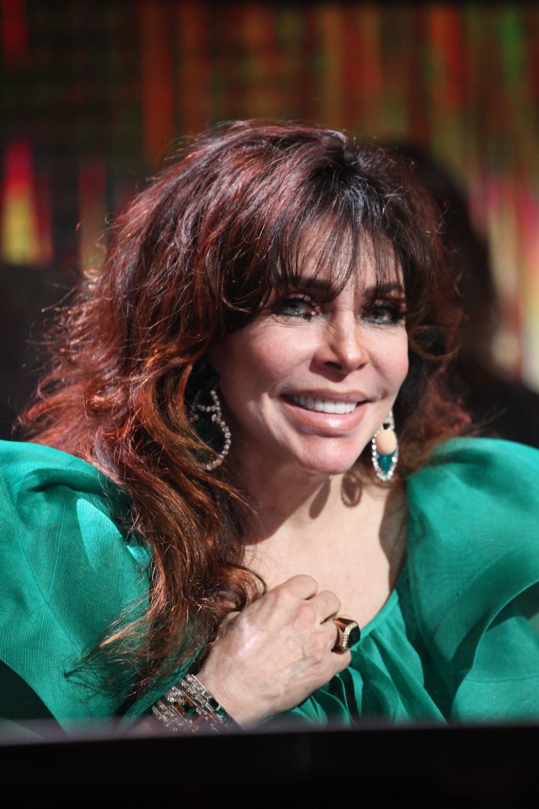 En esta gala de Pequeños Gigantes, los accesorios de Verónica Castro fueron el foco de atención, esta vez llevó unos largos aretes de esmeralda, que hacían juego con su anillo y pulseras.