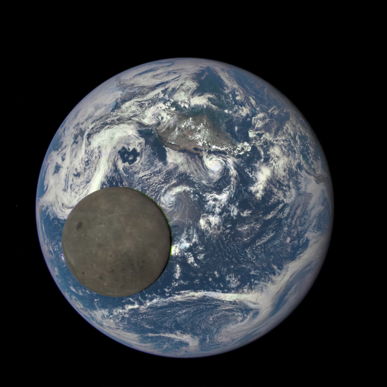 La cámara EPIC del satélite DSCOVR capturó una vista única e inédita de la Luna pasando frente a la Tierra en julio de 2015. La secuencia muestra su lado oscuro completamente iluminado, invisible desde nuestro planeta. DSCOVR, situado a un millón de millas, observa diariamente nuestro planeta y sus cambios.