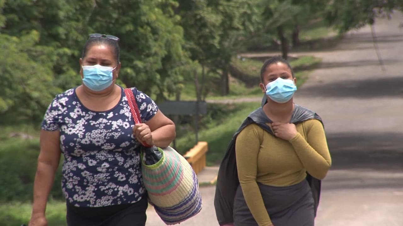 “Ver que la materia humana, que es joven, es la que más se nos está yendo y queda la gente de edad que no puede trabajar, o mujeres solas con sus hijos, eso es lamentable”, afirma Reina Cruz, coordinadora de una organización que apoya a los migrantes retornados en El Porvenir, Honduras.