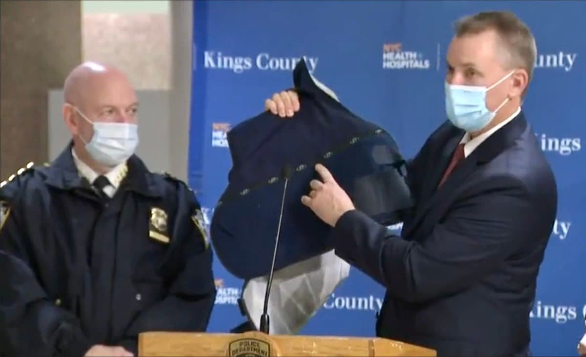"Milagro de Navidad": oficial se salva por su chaleco antibalas tras tiroteo en Brooklyn