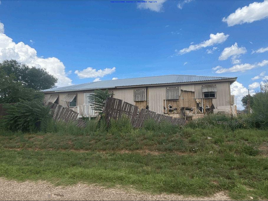 Vivienda para trabajadores agrícolas H-2A en Plains, Texas, en 2021. Si los empleadores cobran por el alojamiento o si es deficiente, funcionarios federales pueden ordenarles que paguen salarios atrasados y multas.