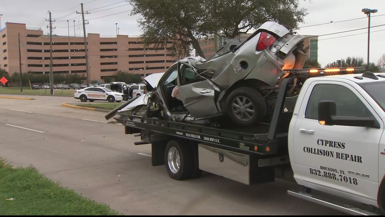El vehículo quedó prensado y lo retiraron de la escena varias horas después. La investigación de este accidente está en curso.
<br>