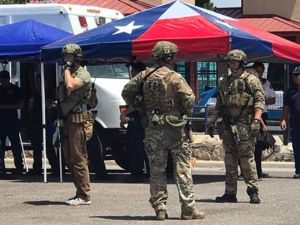 La policía confirmó que tienen a una persona detenida en conexión con el crimen. Se trata de un joven de entre 20 a 30 años.