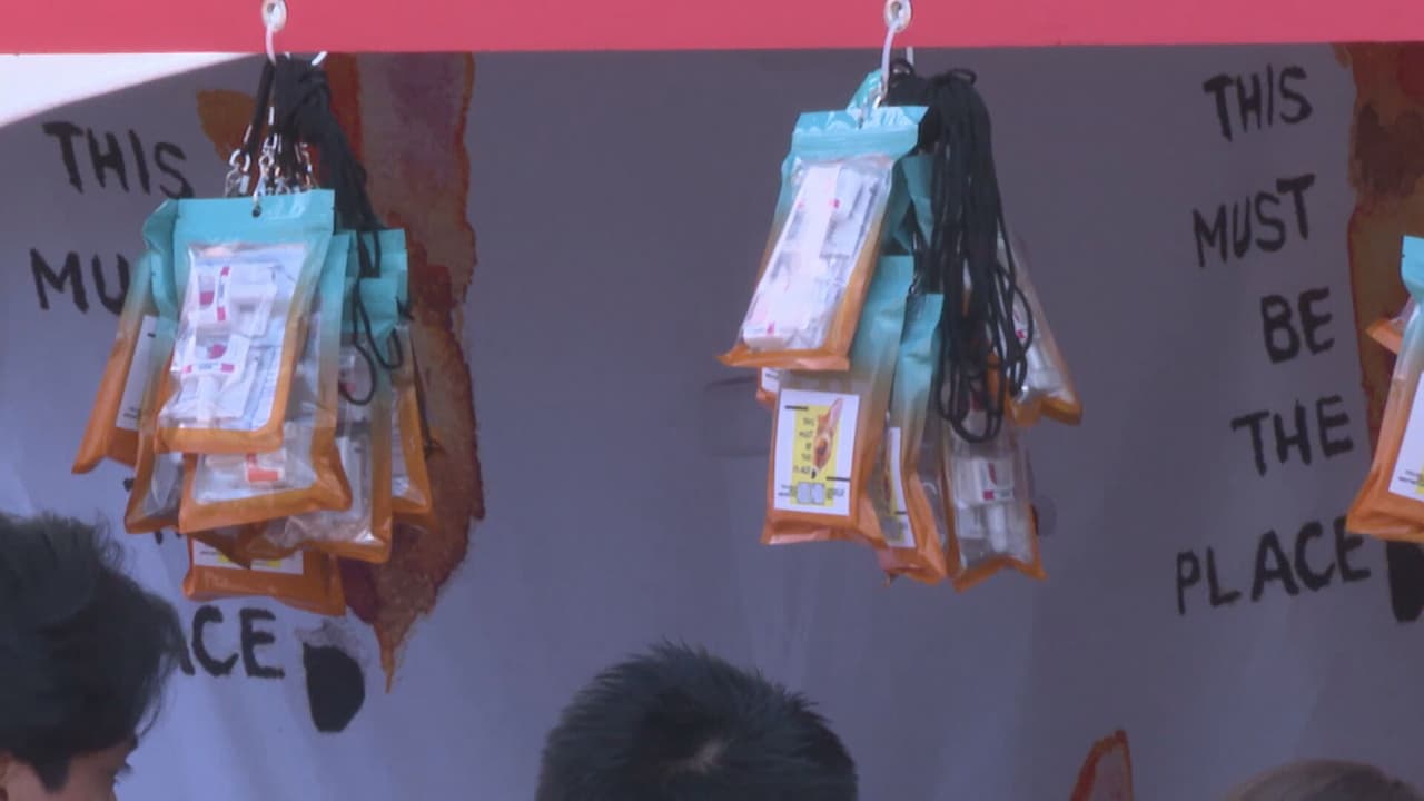 Quien asista al festival y quiera tener un empaque como este, que tenga una dosis de 'Naloxona', solo debe acercarse al área de la fuente de Buckingham dentro de Grant Park. Es importante que recuerdes que en caso de una emergencia debes llamar al 911.