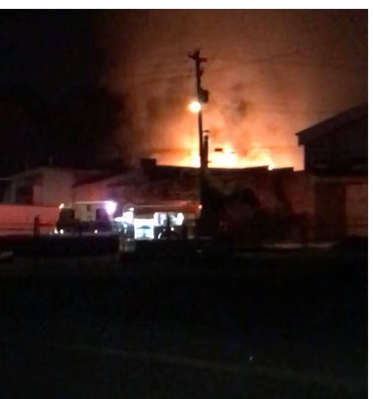 <b><a href="http://www.calhounschools.org/?fbclid=IwAR1jmFgn8VK7qzDupng7gjYoOyTMSUsOSVND13GPhZF1X91a9i30kiFTUAg" target="_blank">Según el Distrito Escolar</a></b>, la medida obedece a que "nos preocupa la seguridad de los estudiantes y el personal con respecto a la calidad del aire dentro y alrededor de las escuelas. Se aconseja a todos los residentes de la zona que permanezcan en el interior".