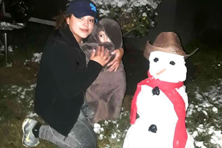 Muchos aprovecharon el raro evento para tomarse fotos, jugar con la nieve y construir el tradicional muñeco navideño.