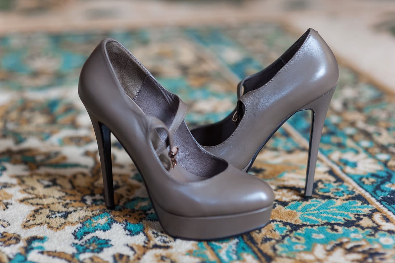 Al ser un tono neutro, los zapatos en gris son fáciles de combinar. Atrévete a llevarlos esta temporada y estamos seguros se convertirán en uno de tus tonos favoritos para vestir tus pies.