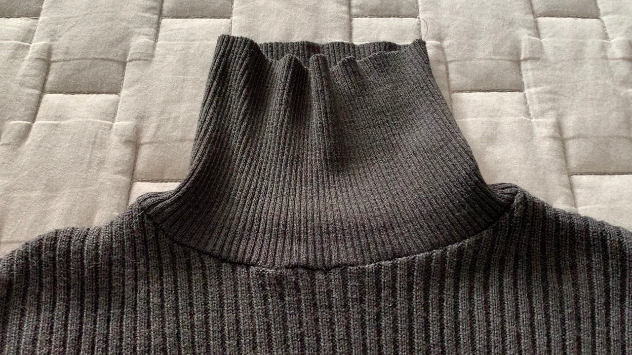 Otra opción que existe son los 'sweaters' de cuello de tortuga que se puede llevar por encima de las otras prendas.