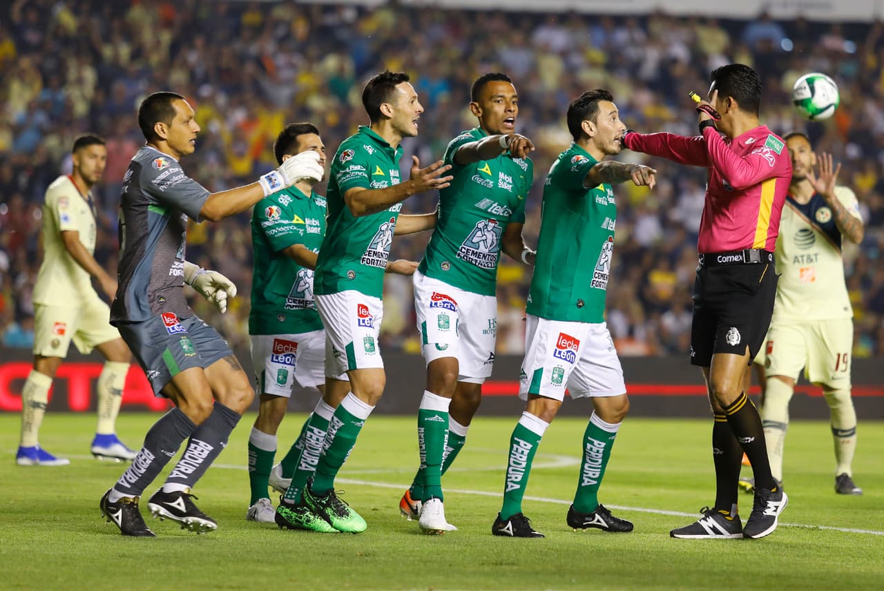 De inmediato se vinieron los reclamos de los jugadores de los Esmeraldas pero el árbitro estaba de inicio decidido a la marcación de la infracción en el área.