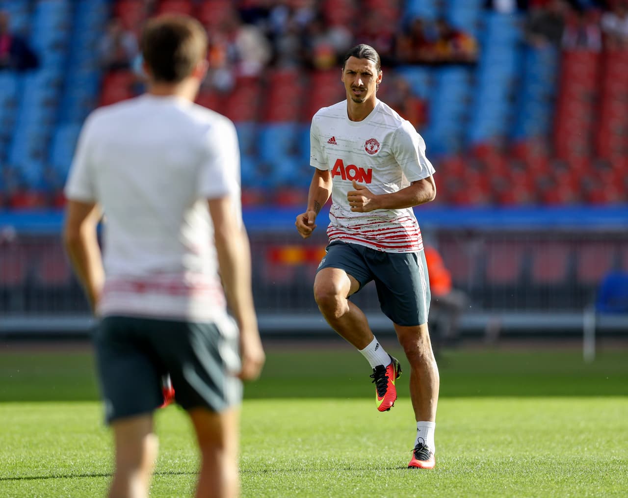 Ibrahimovic debuta con el Manchester United con un espectacular gol