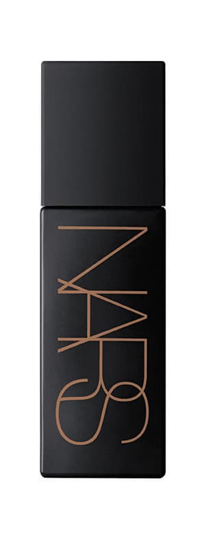 LAGUNA LIQUID BRONlZER, Nars, Nars, $40 dólares. El beneficio de esta formula es que la puedes mezclar con la base de maquillaje o con la crema humectante. Lo puedes combinar en la palma de la mano y luego aplicar en la piel de la cara con los dedos, así se funde en la piel de manera natural.
