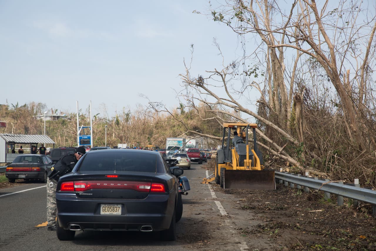 Los fallecidos deben ser trasladados al Instituto de Ciencias Forenses de San Juan, a cementerios o crematorios a lo largo de la isla, por vías que aún siguen interrumpidas por los escombros de los árboles y en medio de una severa escasez de combustible.