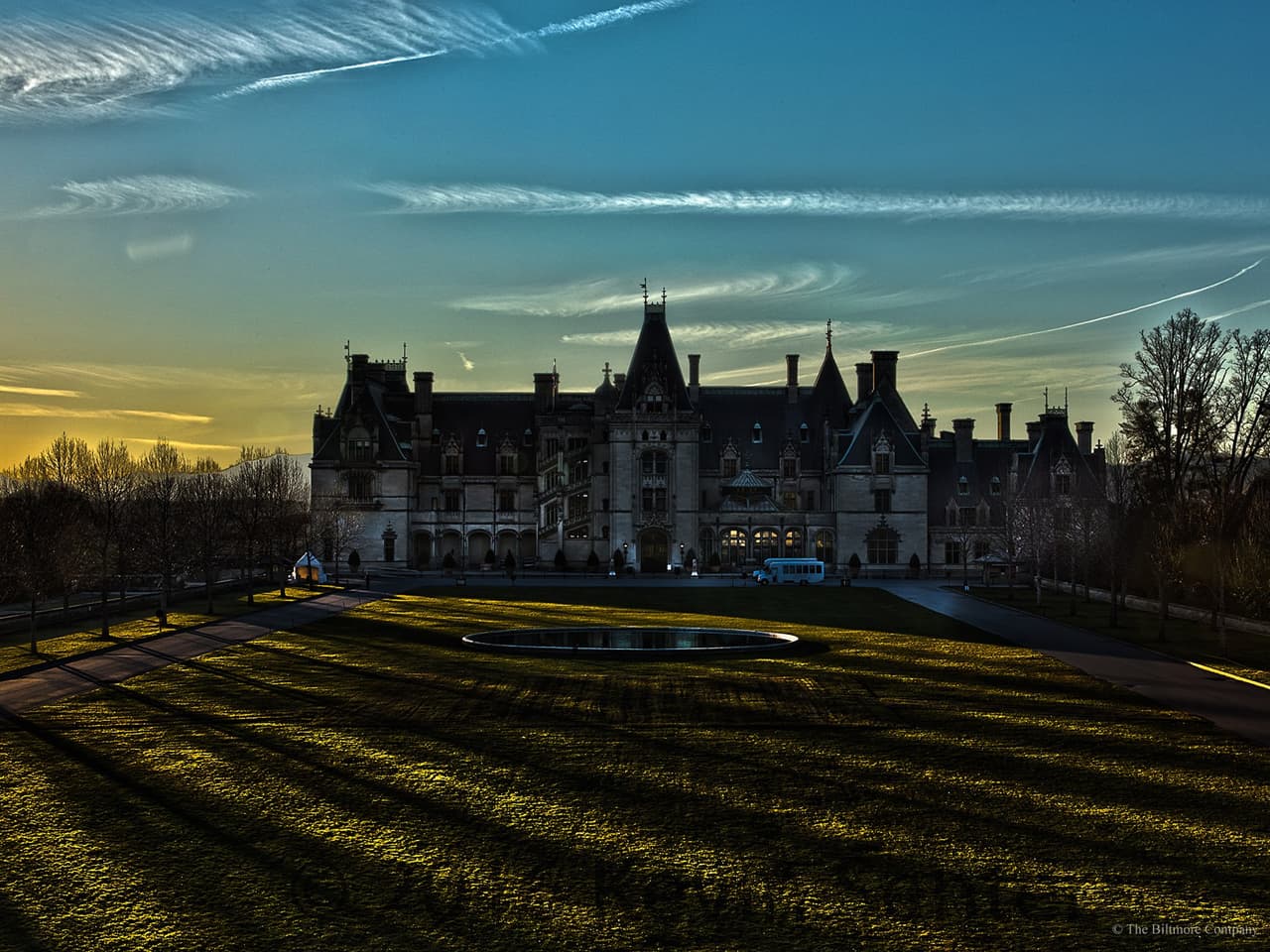 Los visitantes de la actualidad pueden disfrutar del pintoresco patio trasero de Biltmore con actividades al aire libre como andar en bicicleta, paseos en carruajes, caminatas, paseos a caballo y más. Los terrenos de la propiedad privada cuentan con más de 22 millas de senderos para explorar.