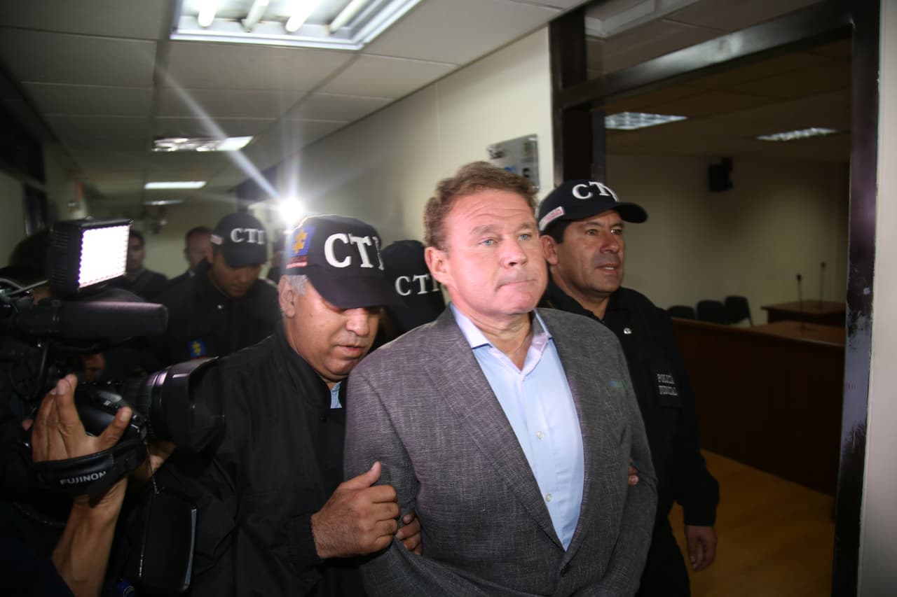 15 de Enero de 2017 Agentes del CTI de la Fiscalía General llevan al exsenador Otto Nicolás Bula a los juzgados de Paloquemado en Bogota foto Juan Manuel Vargas Crédito: CEET Fotógrafo: JUAN MANUEL VARGAS (GDA via AP Images)