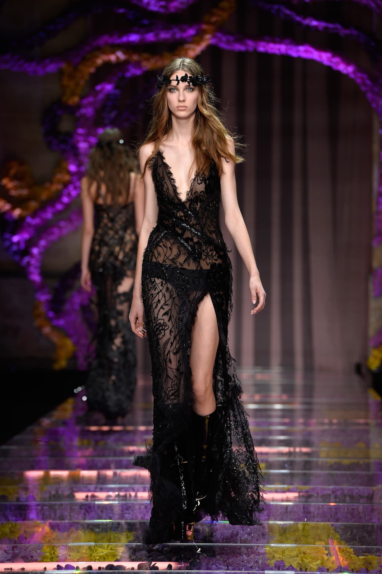 Las transparencias se convirtieron en el ‘hit’ de Versace, aunque fueron mínimas y muy bien adecuadas a las prendas.