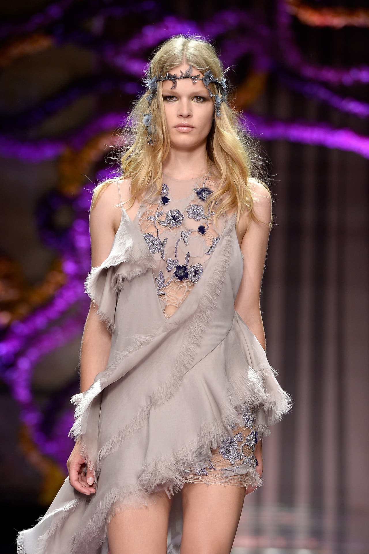 Mientras tanto, Atelier Versace hizo que hermosas ninfas soltaran su esplendor en la pasarela.