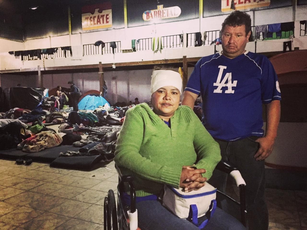 Yanira Lisbeth Cunza y su esposo en el albergue de El Barretal en Tijuana.