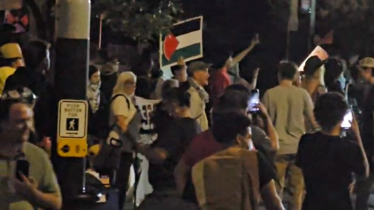 De acuerdo con autoridades, las personas puestas bajo custodia enfrentan cargos de invasión de propiedad privada tras levantar un campamento en el campus universitario. Activistas piden su liberación inmediata.