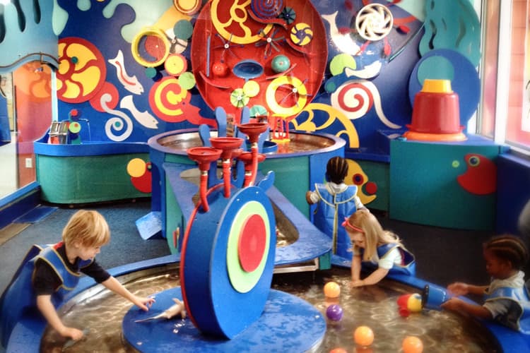 Brooklyn's Children Museum: Brooklyn Children’s Museum: Este museo para niños tiene exhibiciones y actividades para chicos de todas las edades. Una de las atracciones favoritas es Totally Tot, un espacio colorido y para infantes y chicos de hasta 5 años donde los pequeños son los que mandan. Los Jueves de 2 a 6 pm se puede visitar gratis.