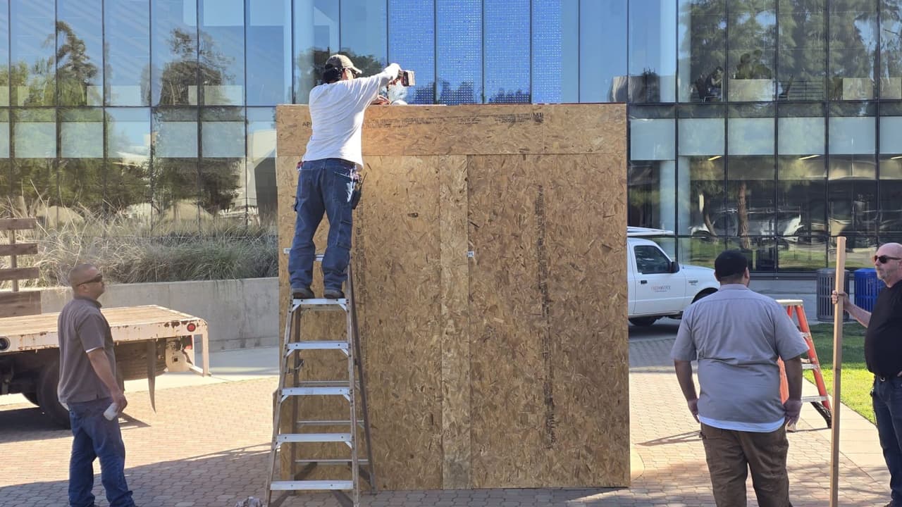 Horas más tarde, la estatua fue recubierta con varios pliegos de madera.
