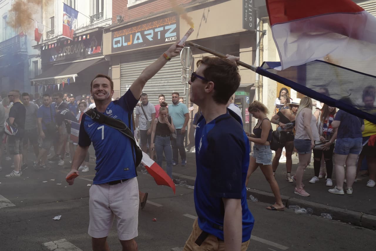 En las calles de Niza (Francia) los fanáticos celebran la obtención del título mundial de fútbol por parte de la selección de Francia.