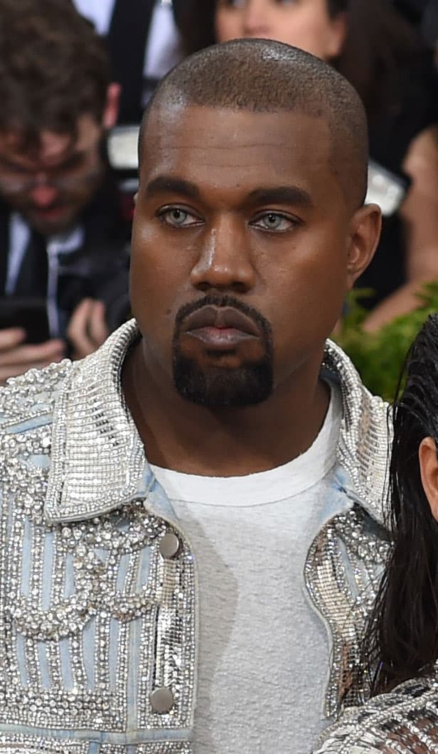 Pero esta vez el rapero le robó la atención de las cámaras a su mujer al aparecer con ¡ojos azules!