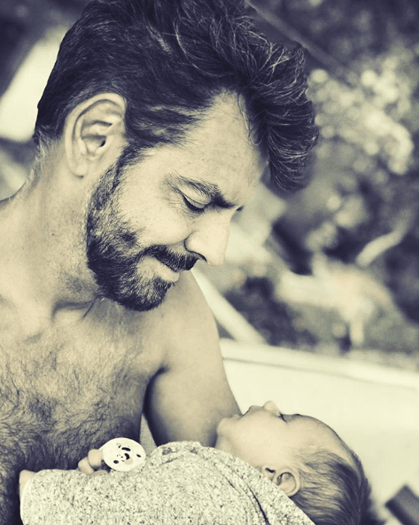 Por su parte,
<b>Aislíin</b> compartió esta tierna imagen en su cuenta de Instagram y escribió: "Este hombre me dio mis mejores momentos de infancia, llenó mi vida de risas, de alegría y de experiencias muy particulares. Siempre ha sido mi mejor amigo y estar con él siempre fue mi alivio, mi ilusión y mi felicidad más grande. Gracias papá por iluminar mi vida hasta hoy. Te amo tanto tanto.."