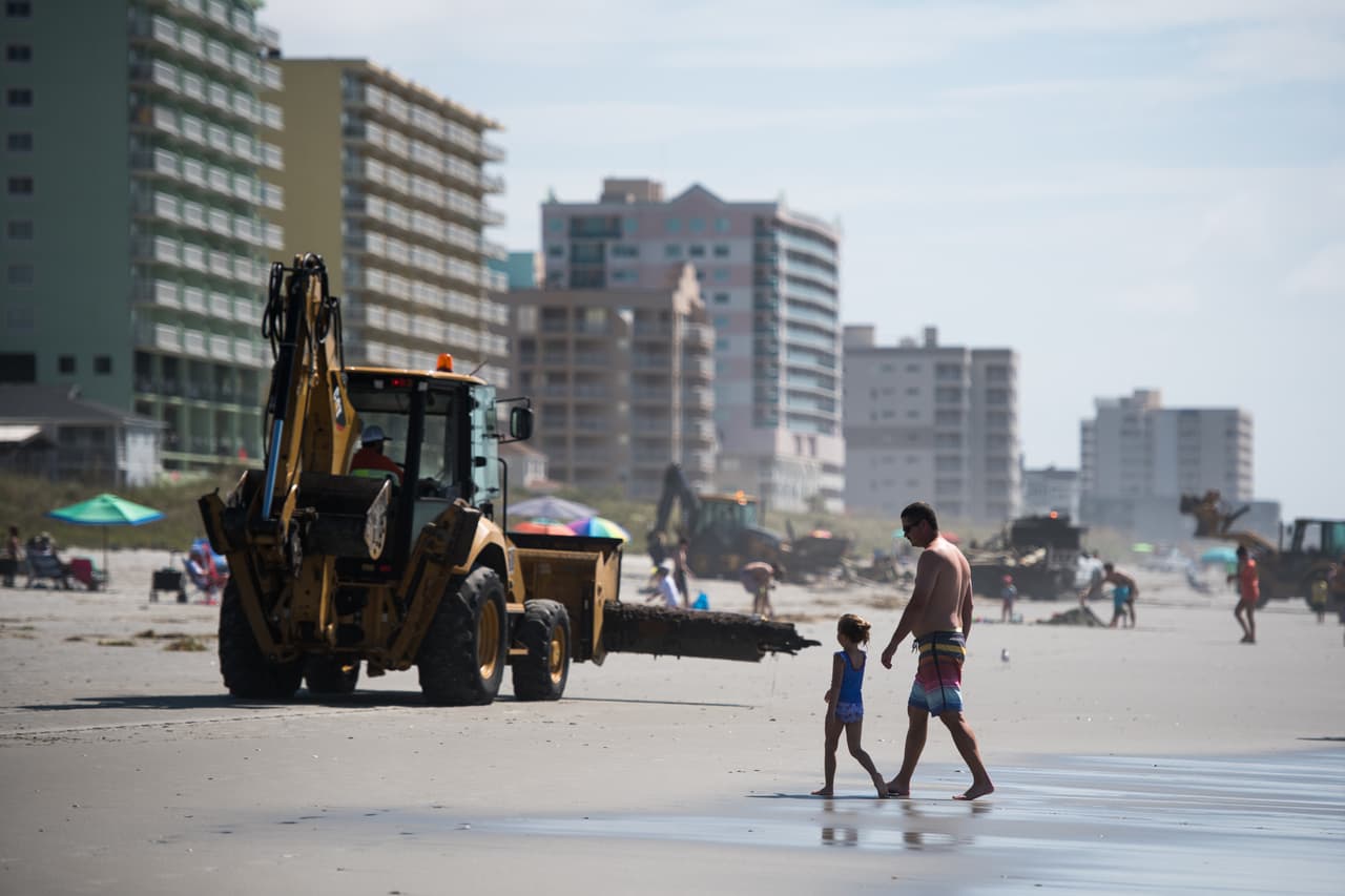 Algunos turistas continuaron disfrutando de las playas, a pesar del constante movimiento de maquinarias.