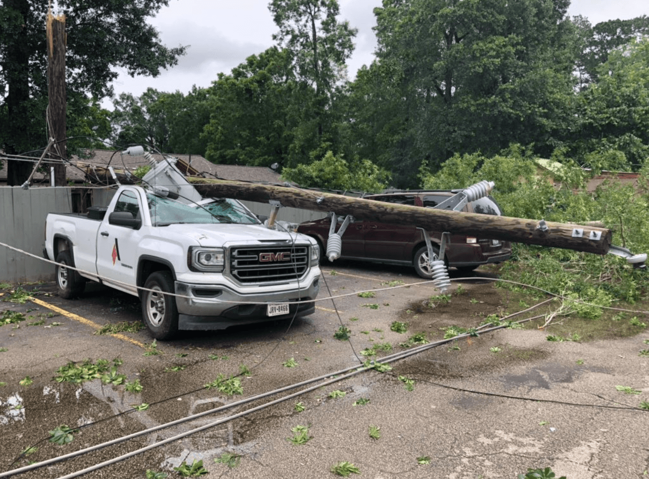 Postes eléctricos han causado daños a autos estacionados.
