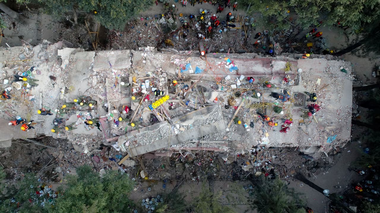 <b>Solidaridad en México.</b> El 19 de septiembre de 2017 un potente terremoto sacudió la capital mexicana. Rescatistas y civiles trabajaron varios días con sus noches para intentar rescatar a la mayor cantidad de sobrevivientes posible.