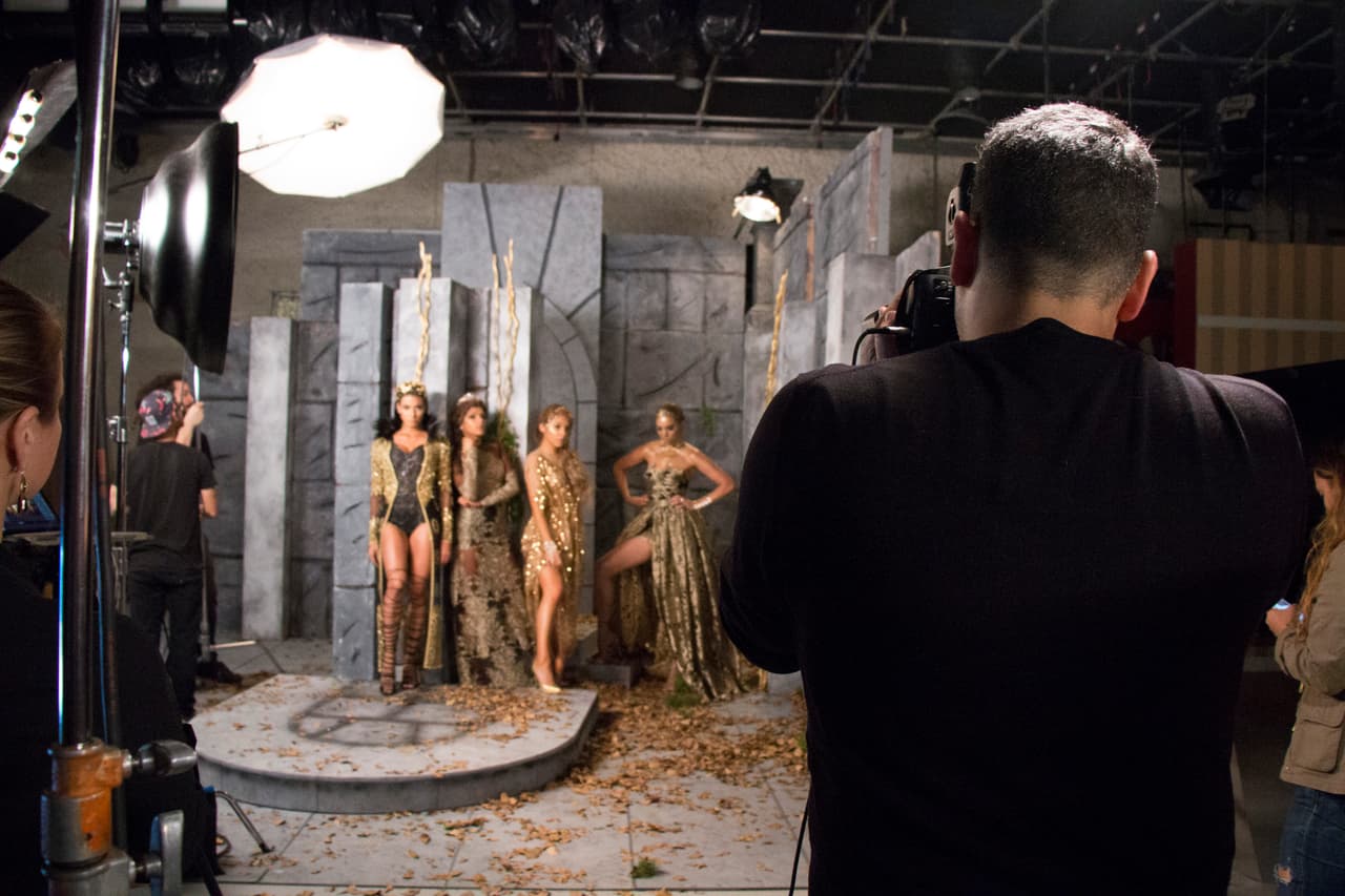 Las bellas nos sumergieron en el maravilloso mundo de ‘The Huntsman’ caracterizándose como el Team Oro y el Team Hielo ¿con cuál de los dos te quedas?