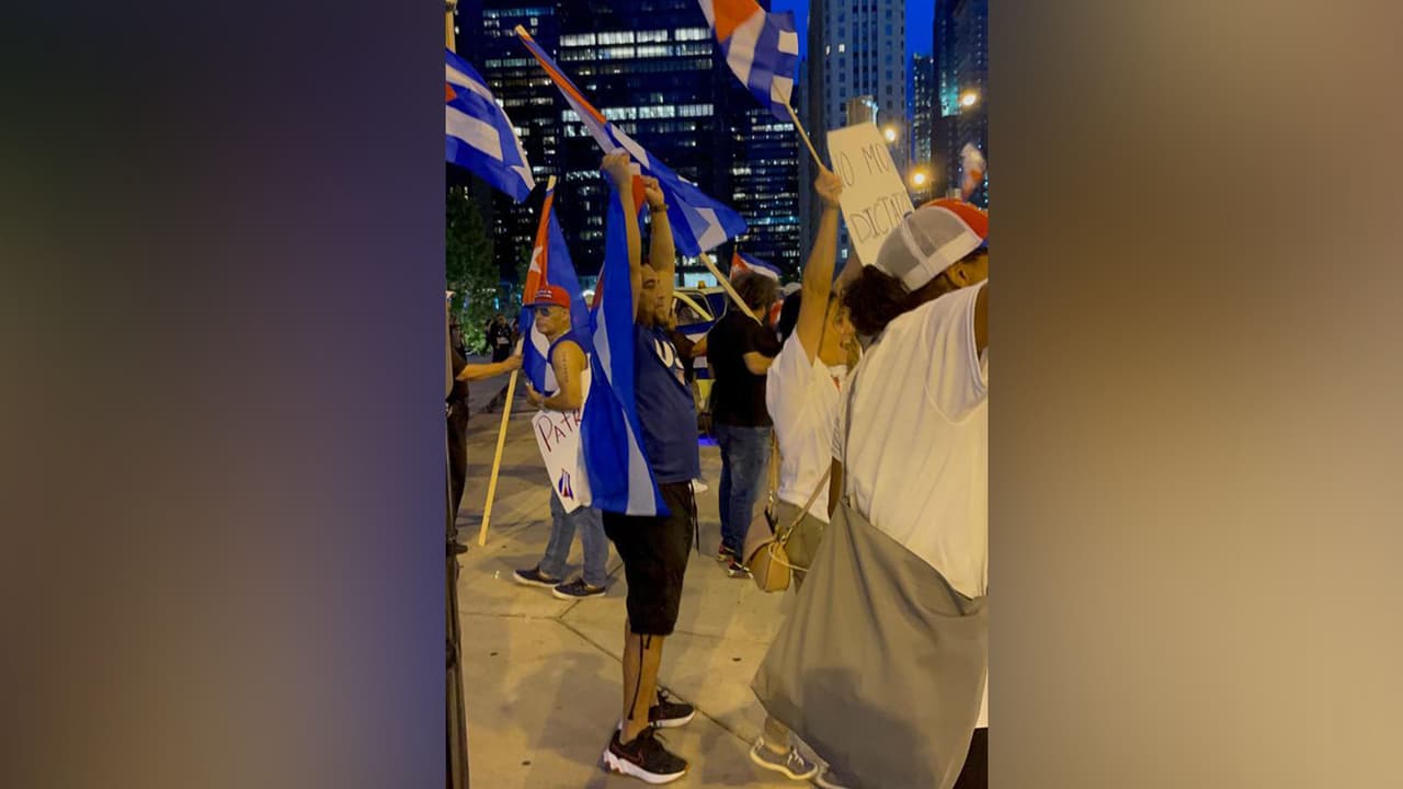 La comunidad estuvo en la calle Michigan, desde la tarde. Gritaban:
<b>"Si Cuba está en la calle, Chicago también", ondeando sus banderas.</b> La manifestación estuvo rondando por todas las redes sociales, con imágenes y videos en vivo, publicados por diferentes protestantes.