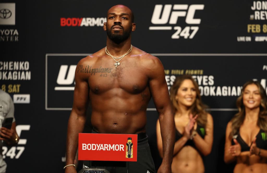 <b>Jon Jones – </b>El peleador estadounidense participa en la UFC en el peso semipesado donde es el actual campeón de su categoría. A sus 23 años con ocho meses se convirtió en el campeón semipesado más joven en la historia. Ha logrado defender su título en ocho ocasiones seguidas, batiendo el récord de defensas en dicha categoría.