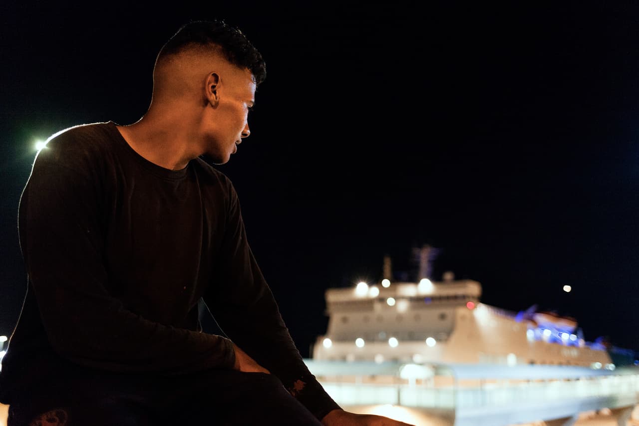 Ante la imposibilidad de llegar a España por la vía administrativa, estos niños y adolescente practican, casi de forma diaria, lo que se conoce como risky: intentar esconderse dentro de los barcos que unen a la ciudad con las costas europeas de España para continuar con su sueño migratorio.