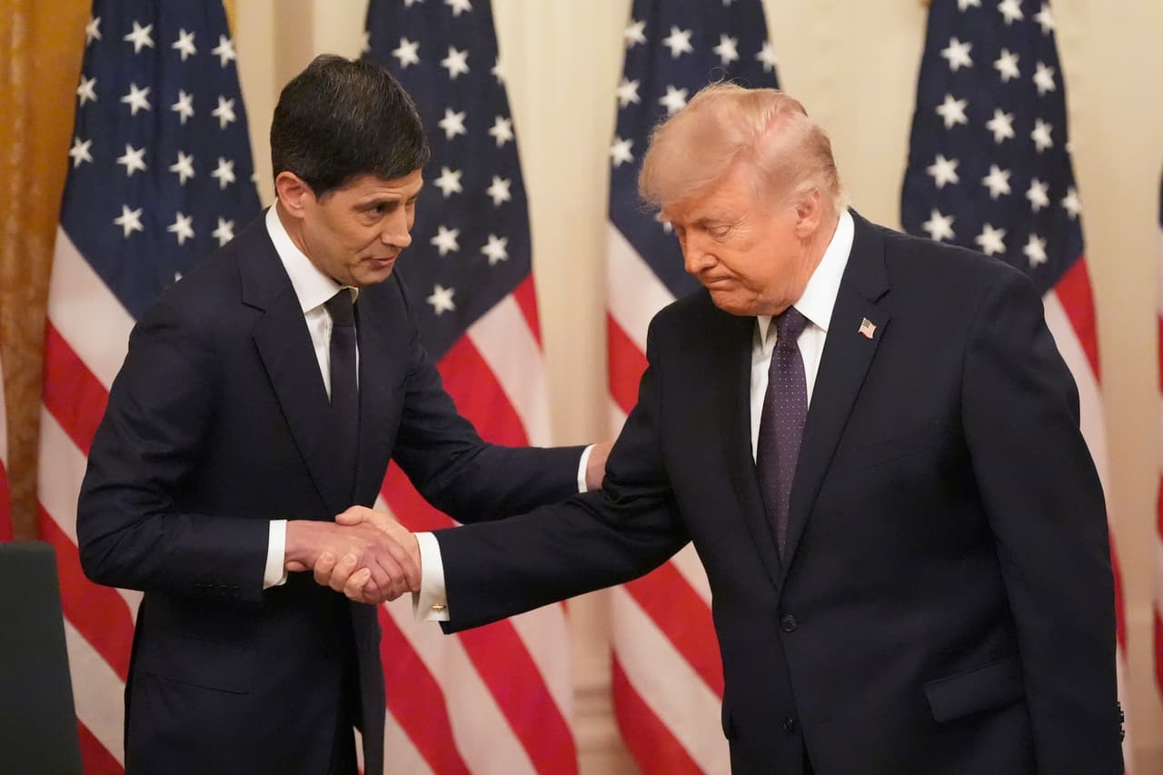 El presidente Donald Trump, a la derecha, estrecha la mano del presidente de la Reserva Federal, Kevin Warsh, durante la toma de posesión de este último en el Salón Este de la Casa Blanca, el viernes 22 de mayo de 2026, en Washington. (Foto AP/Alex Brandon)