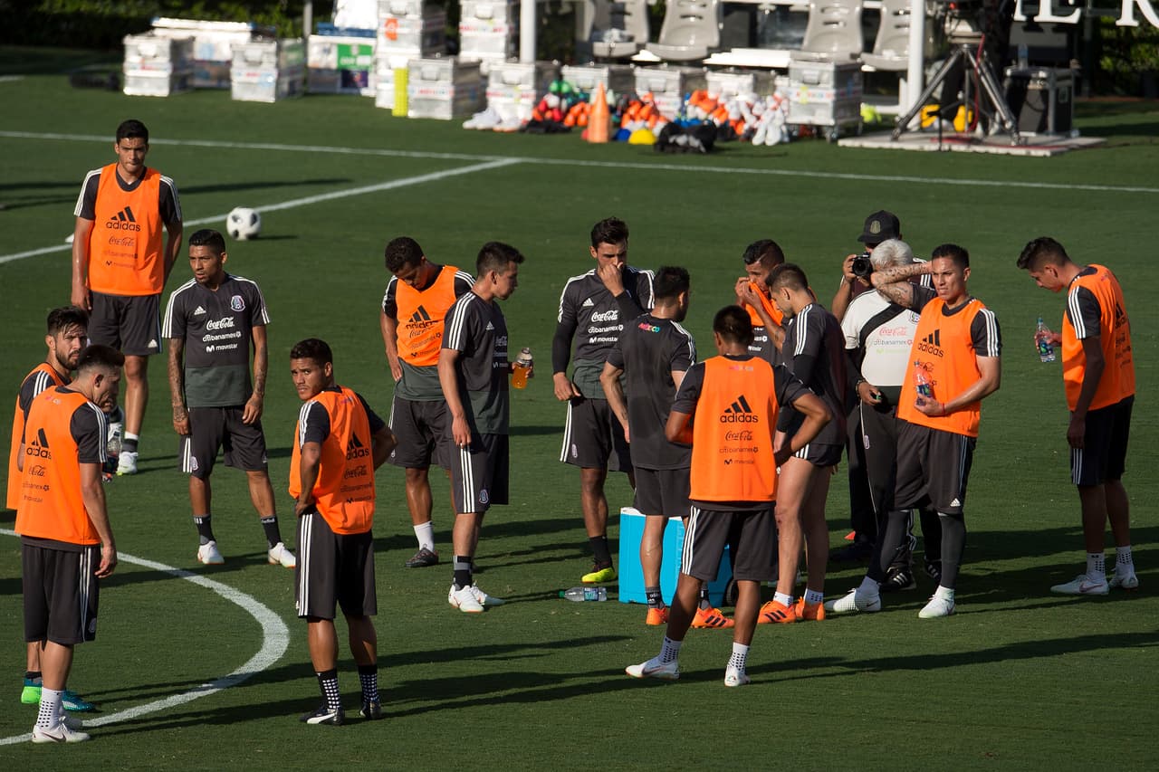 La selección mexicana realizó su último entrenamiento previo al juego ante el combinado de Gales a puerta abierto en el Rose Bowl, donde cientos de aficionados pudieron disfrutar y ver a sus futbolistas favoritos.