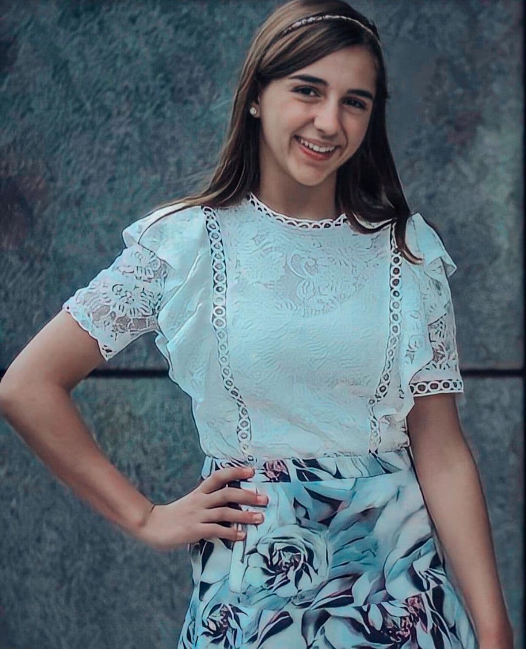 Como parte del elenco infantil de la telenovela de 2013, la jovencita se robó el corazón del público y en su salto a un personaje más grande también lo ha logrado.