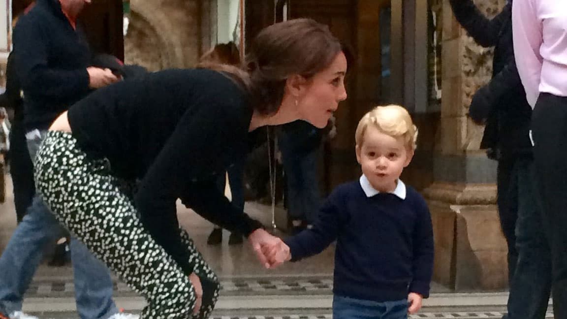 La duquesa y el príncipe recorrieron el museo como dos visitantes más. Según un testigo, Kate y su nene paseaban sin seguridad a su alrededor.