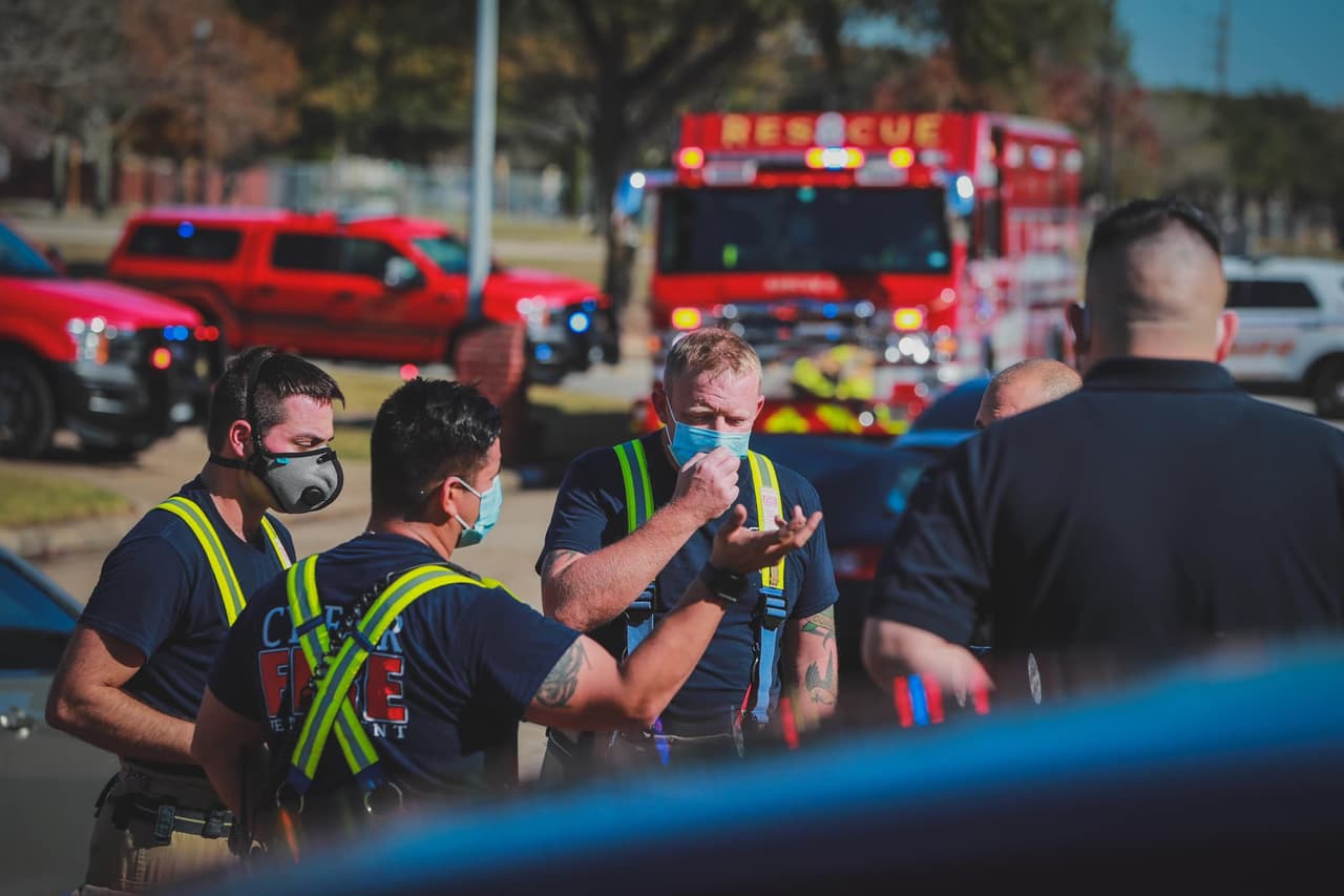 Equipos de emergencia de Cy-Fair acudieron a una casa donde cuatro personas requerían de ayuda urgente por inhalación de monóxido de carbono.