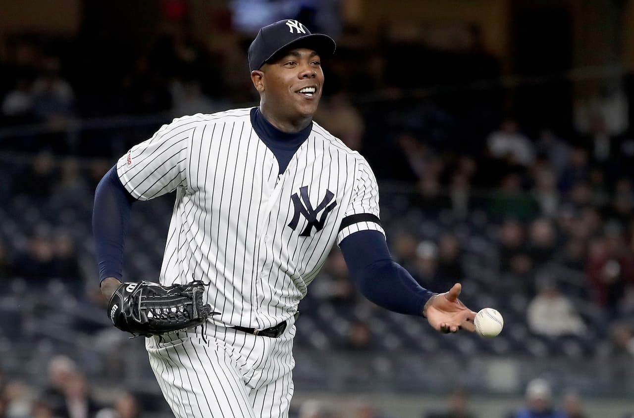 El lanzador Aroldis Chapman, de New York Yankees, fue el primer jugador sancionado bajo la política de la MLB contra la violencia intrafamiliar en octubre de 2015. Fue castigado por 30 partidos y perdió 2 millones de dólares.
