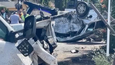 En tanto, en el interior de la SUV volcada quedó el cuerpo sin vida de una persona que no ha sido identificada y de una menor de edad que viajaba en el asiento del pasajero. La menor fue atendida en el sitio y trasladada de emergencia a un hospital.