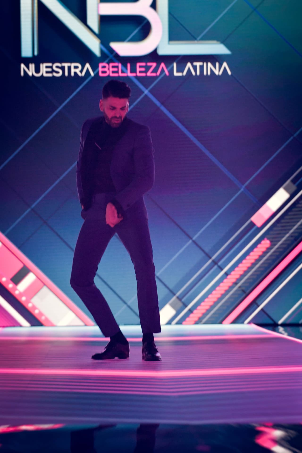 ¡Jomari no se puede estar quieto! Y para muestra, un botón: el juez de Nuestra Belleza Latina tomó los minutos muertos previos al arranque del show de este domingo para pararse a bailar al escenario