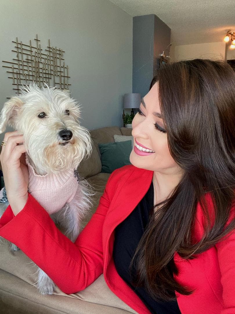 "Perla tiene 6 años es una schnauzer, la luz de mis ojos. La adopté en Tampa Bay hace 5 años, desde ese entonces es mi más fiel compañía, viaja conmigo a todos lados", dijo Natalie Pérez. "Le gusta correr a la ardillas y cuando visita Puerto Rico le encanta correr por los campos".