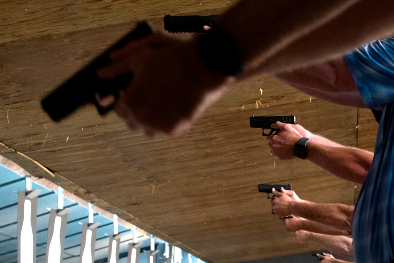 De acuerdo con las autoridades de Texas, se dan muchos casos en que los estudiantes se dan cuenta de que otros de sus compañeros
<a href="https://www.univision.com/local/houston-kxln/que-debo-hacer-si-un-estudiante-lleva-un-arma-a-la-escuela-video" target="_blank">llevan armas o drogas a la escuela</a> y no dicen nada.