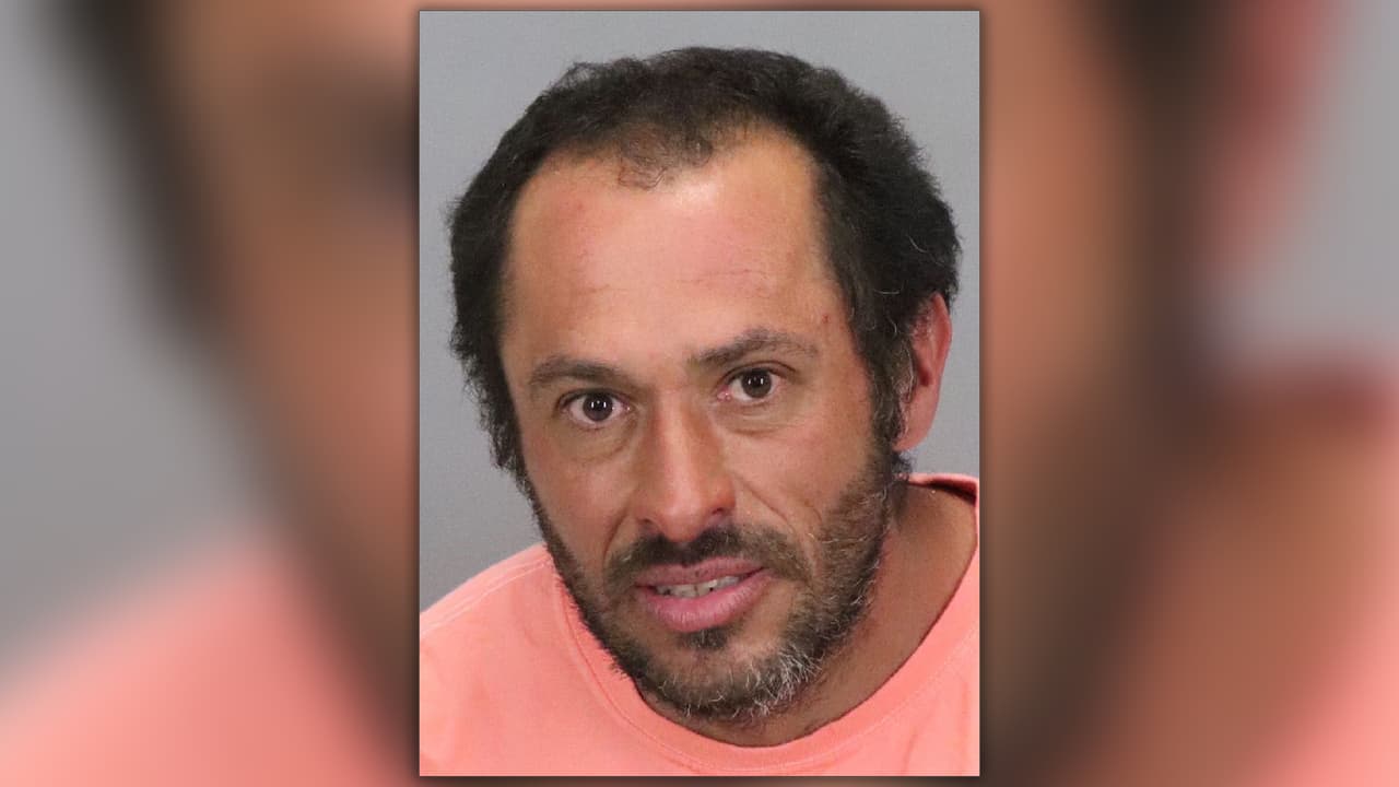 George Robles, de 40 años, enfrenta cargos de vandalismo y abuso animal.