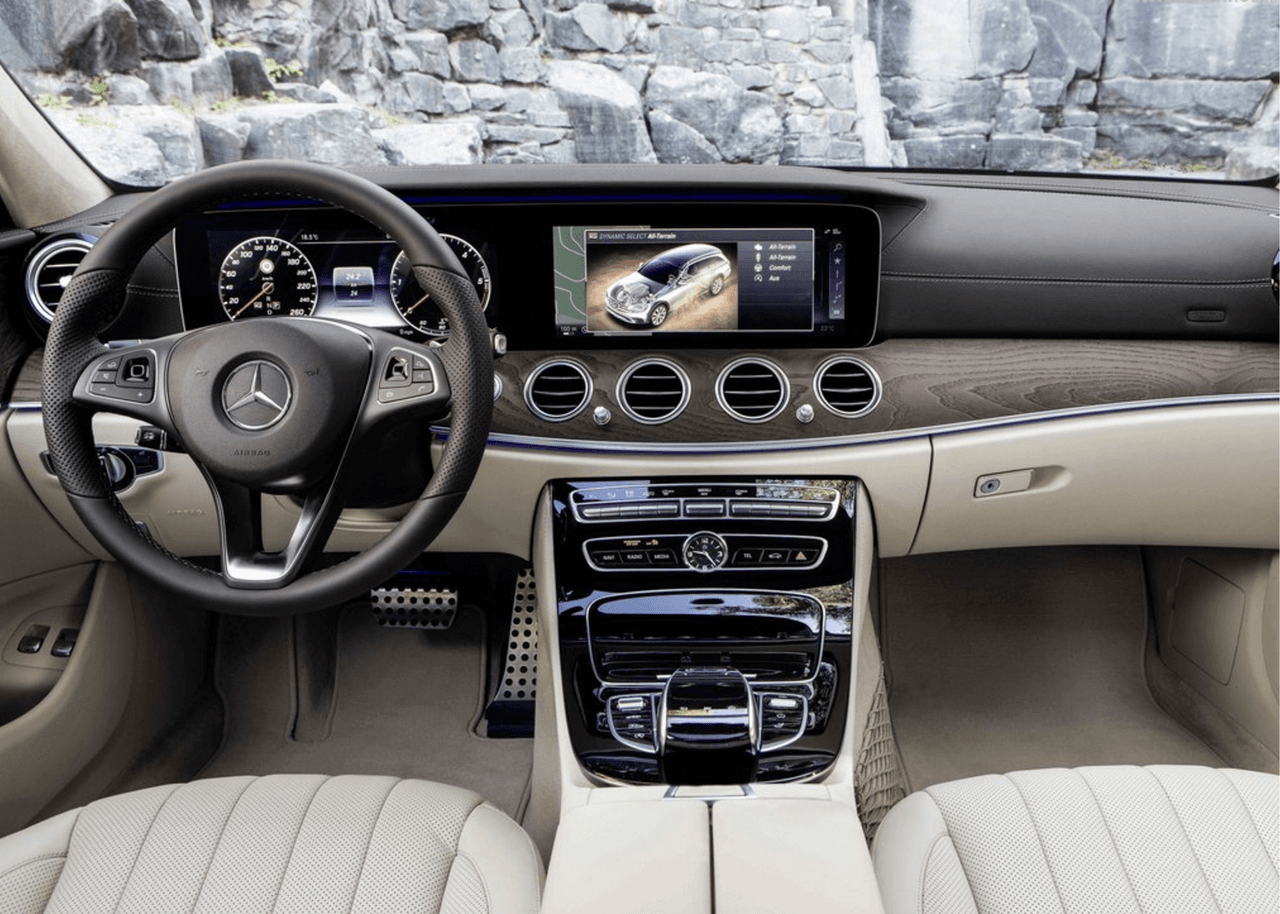 Una enorme pantalla LED sustituye a los instrumentos y controles tradicionales y proporcionan información y utilidad de una manera sumamente novedosa.